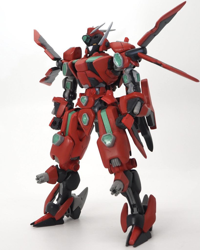 肩や膝などについてるクリア部分は､パーツの内側にクリアグリーンを塗った後にUVレジン液をつけて作りました。