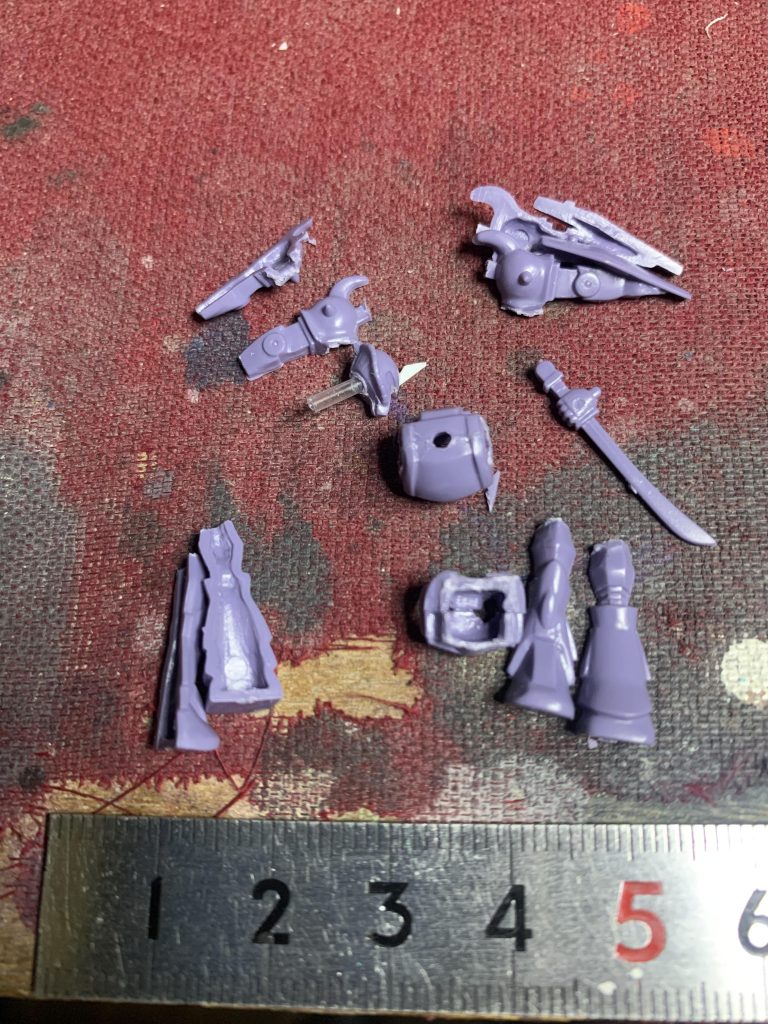 バラバラにして中にアルミ針金を入れてポージングを決めるパターンです。