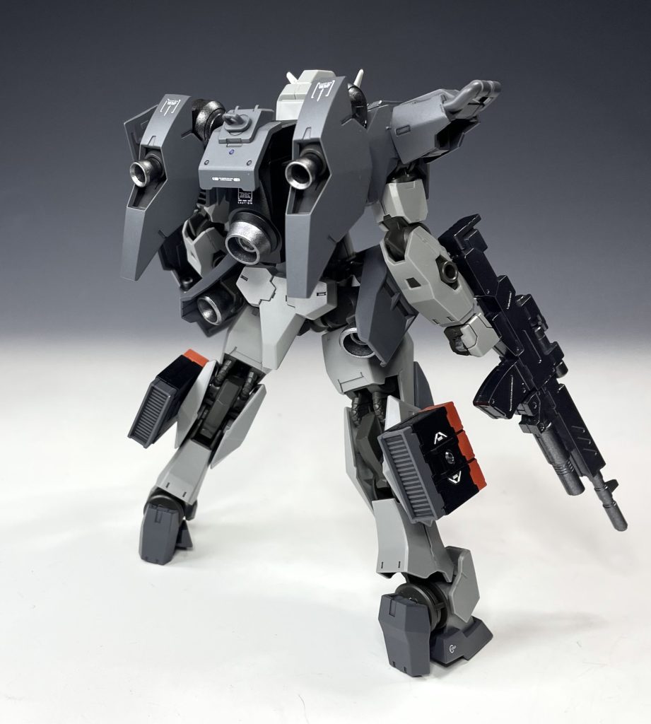 バックパックは大気圏内外どちらでも活躍出来そうな感じに、ディランザの背負い物とソーンのパーツをミキシング。