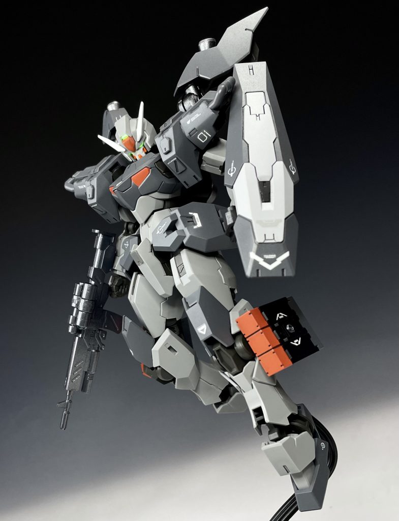 脚部ミサイルポッドは30MMオプションパーツ。デカールは主に水星デカールとGMデカールを使用。