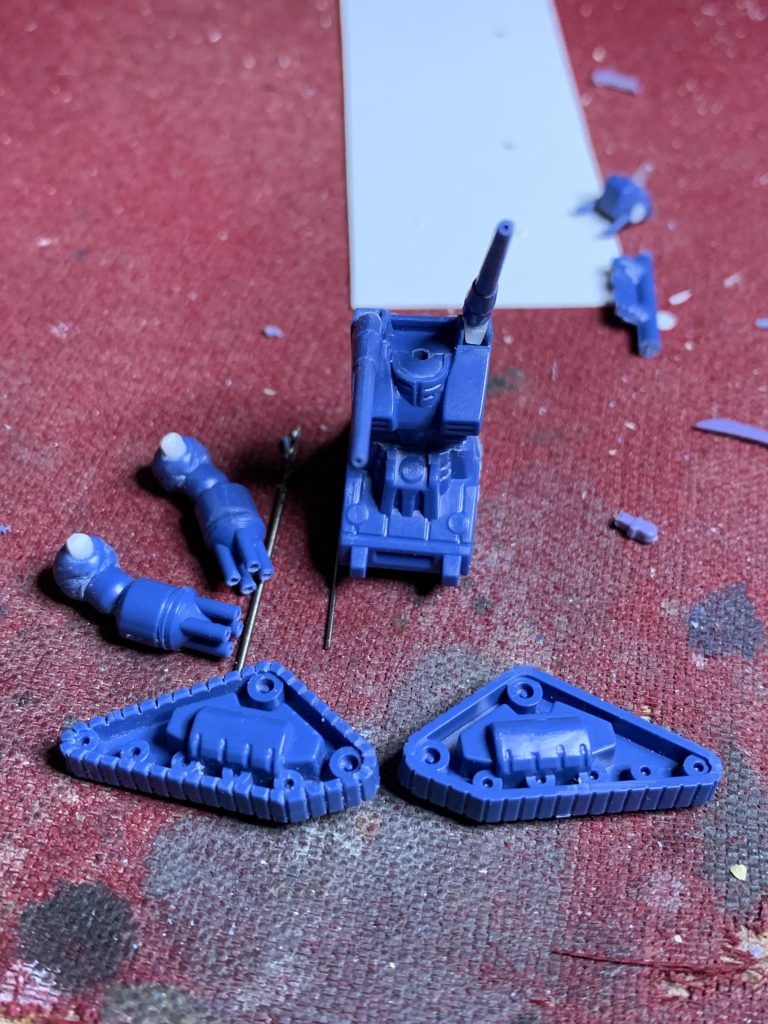 履帯側面はディテール追加あとは胴を短くして各パーツアトハメ加工してます。