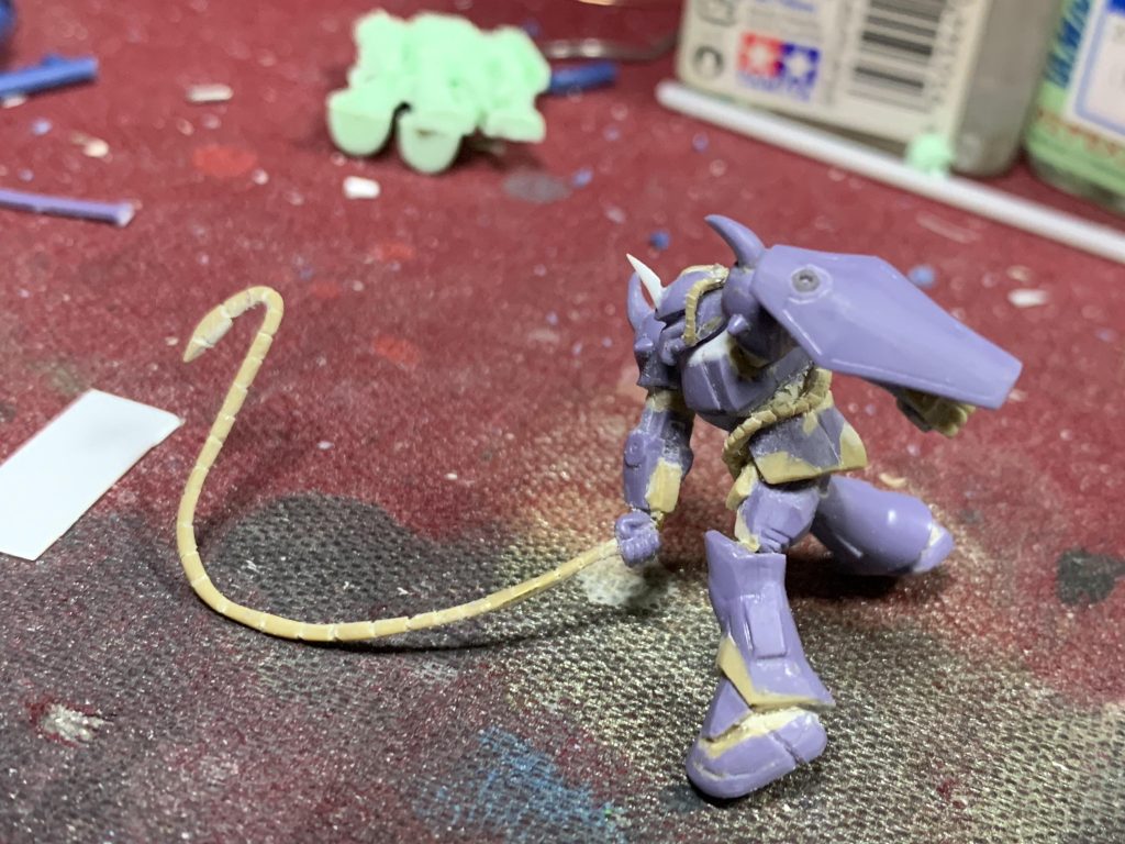 ポージングが決まったのでパテ工作と切削。