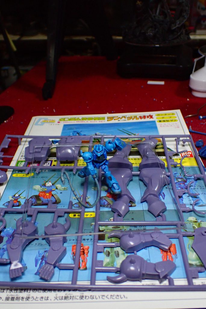 紫色のランナーが情景模型本来のグフです。