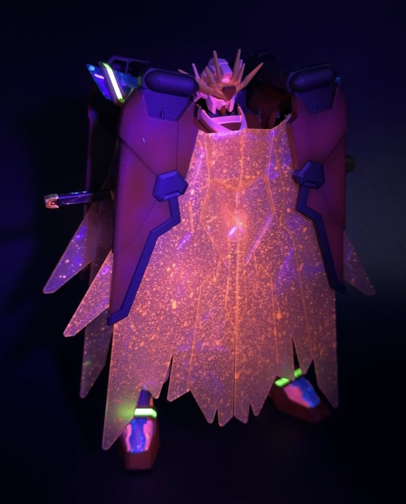 クリアパーツ類はそれぞれ蛍光レッドと蛍光ブルーをスパッタリングして粒子表現をしてみました。