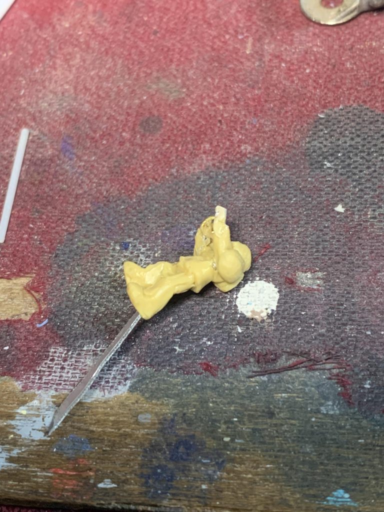 0.5mmアルミ板で人型の芯を作ってエポパテを盛ったところ。