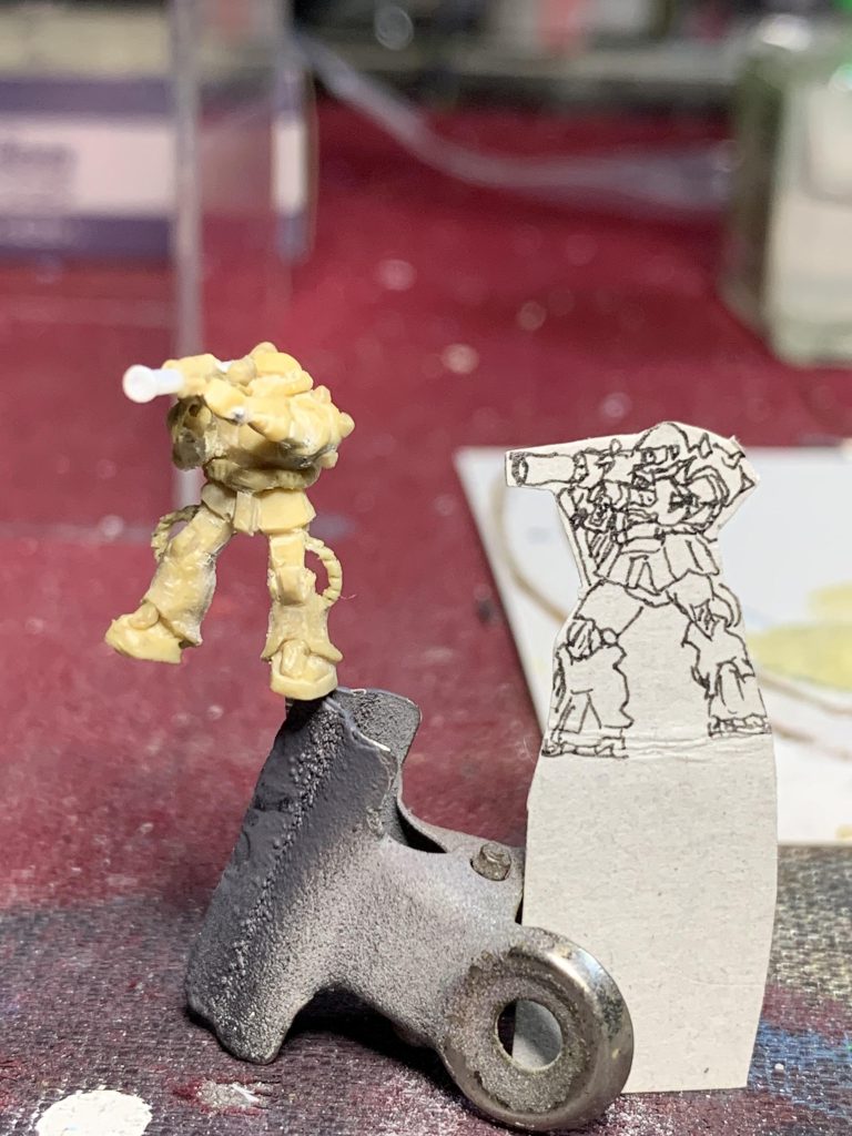 肩スパイクやら細部切削前の画像です。バズーカは1mmプラ棒を主体に制作。先端のラッパ口はヒートアイゼンの細いチップで溶かし広げています。