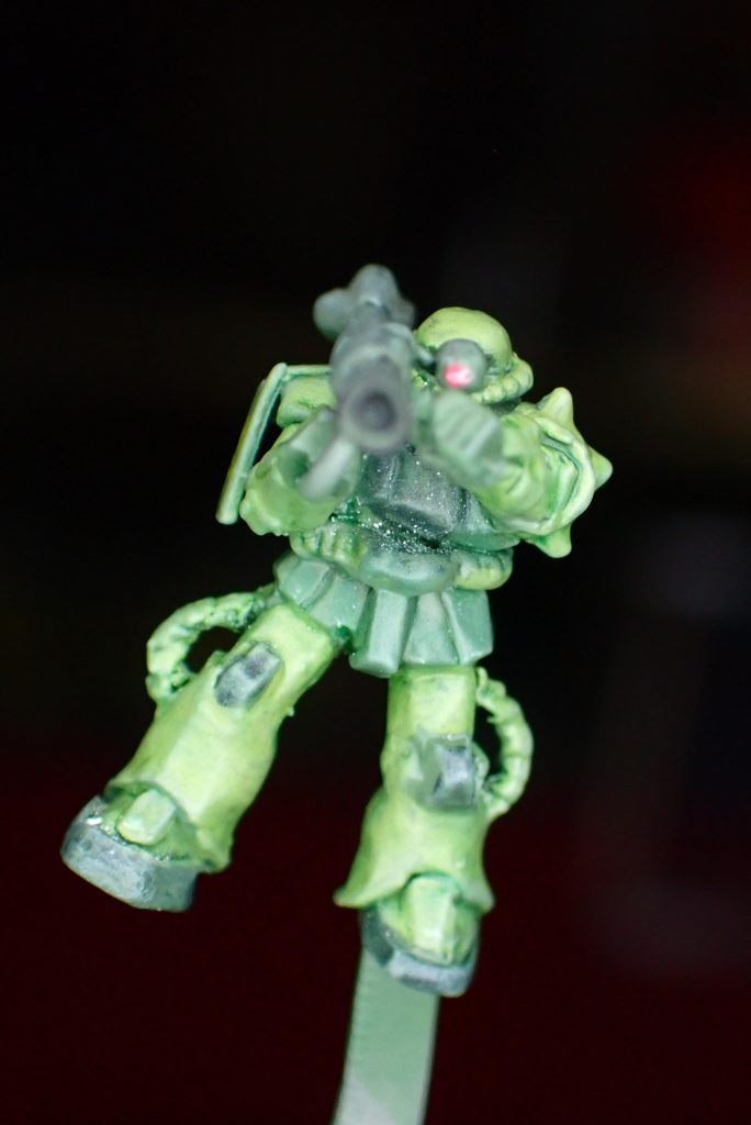 一応、バズーカのスコープとモノアイは一直線上に重なるようにポージング