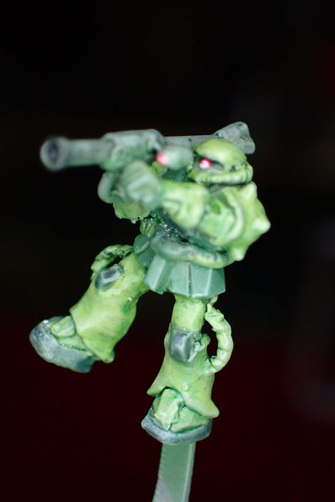 サフ吹いてザクグリーンの濃い方を吹いたのを下地にしてアクリルガッシュ筆塗りで着色。一旦つや消しクリアで色止めしてウェザリングカラーで墨入れ兼ウェザリング。最後にウェザリングマスターでエッジにドライブラシを塗ってつや消しラッカークリアでコーティングです。