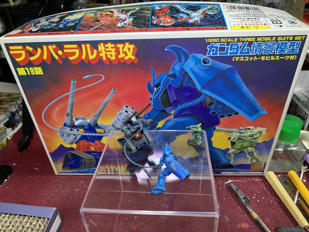 90キューブボックスに収めたいので、箱絵の感じを再現するにはザク自体を小さく作るのが最善と判断しましてのミニザク制作でした。