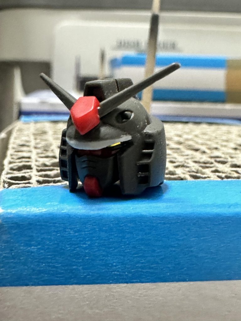 頭部はヒサシ部分が空いてるとのっぺりしてるのでプラ板加工両頬削りすぎたかなと反省。