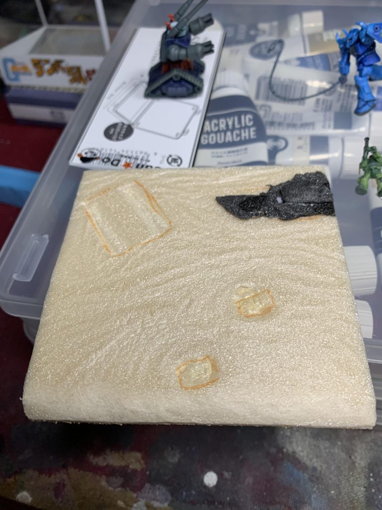 舞台は5ミリ厚の百均コルクボードを裏返して使用。