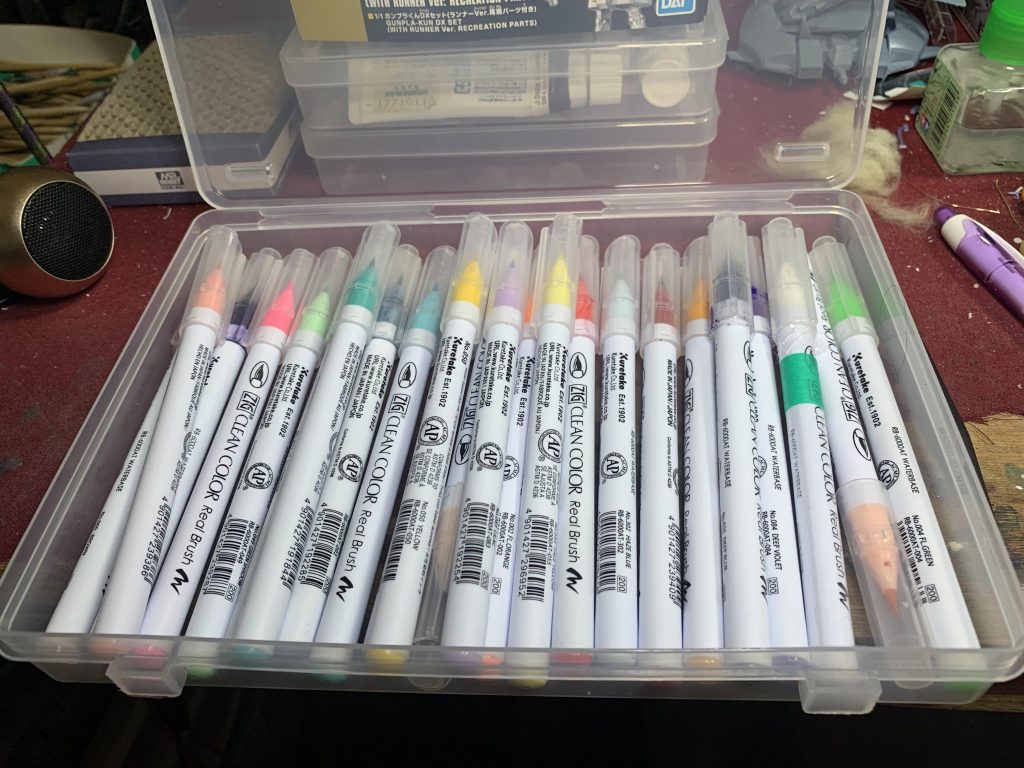 着色のペンです。水彩画っぽいタッチ着色できて、違う色を重ねてボカシペンでグラデーションにする事も可能です。