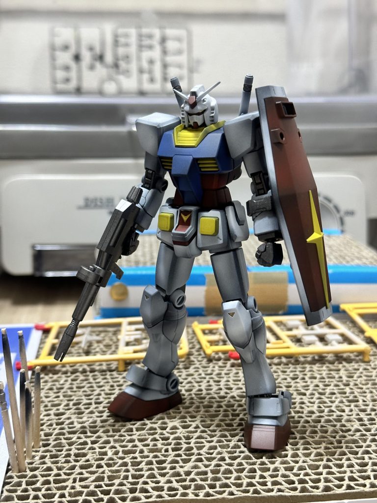 HGガンダムは出来がいいですねハンドパーツがめちゃくちゃあるのも特徴的肩や腰もしっかり稼働します。デカール貼ればもうちょいカッコよくなりますが、前回のガンタンクと並べたいので貼ってません