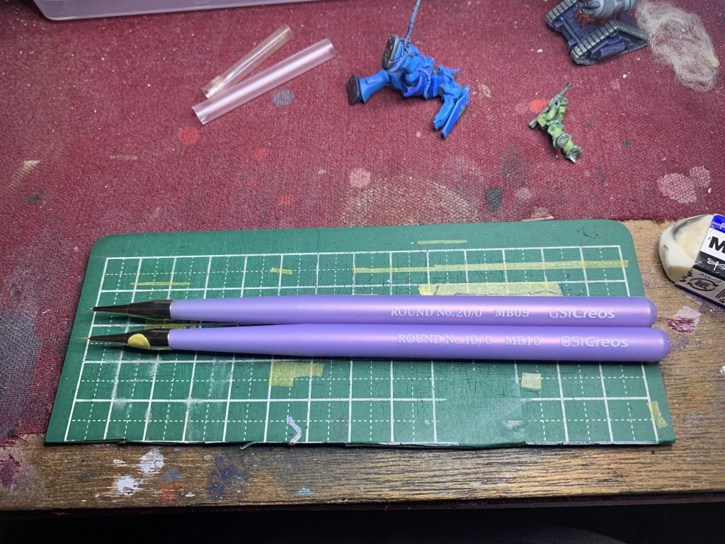 文字描きに使った道具は丸いマステを貼った筆です。