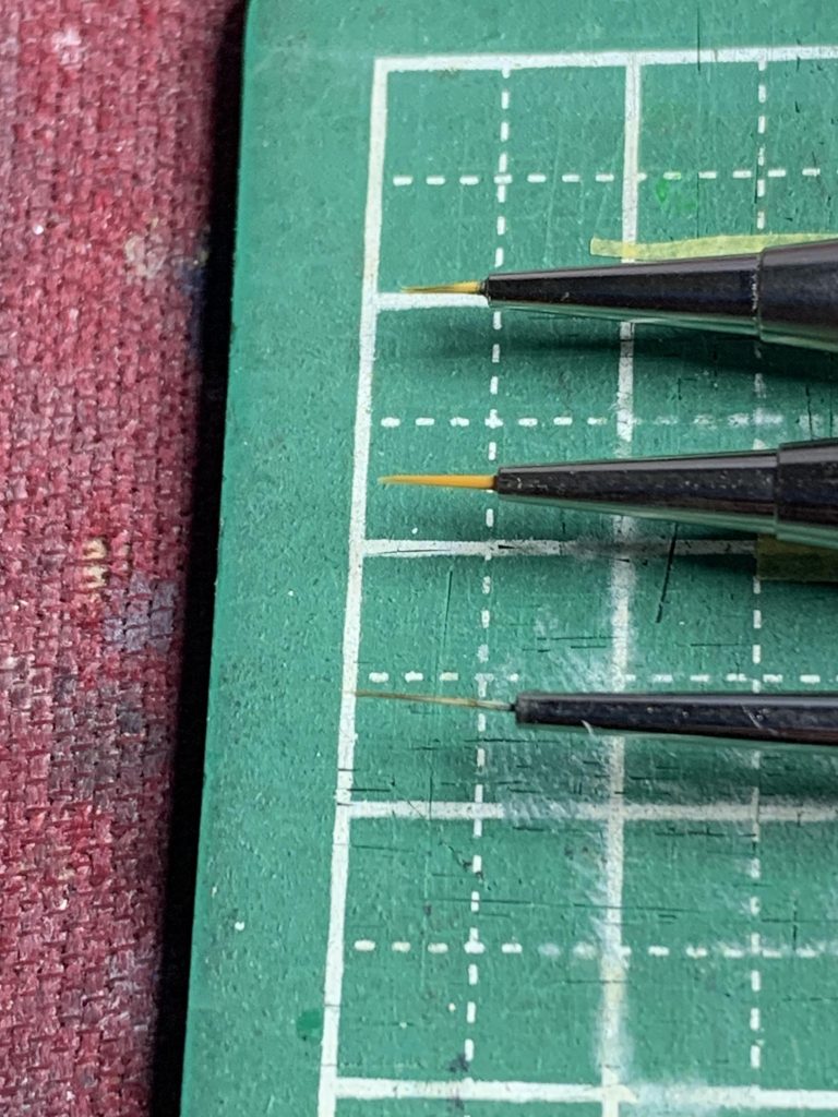 上からクレオスのMB9、MB10、ゴッドハンド神筆極細ですが、絵の具のノリ・毛の硬さ・先端の鋭さのバランスが良いMB10が使いやすかったですね〜。細さだとゴッドハンドの筆なんですが、毛足が長いので若干扱い難さがあります。ご参考まで。