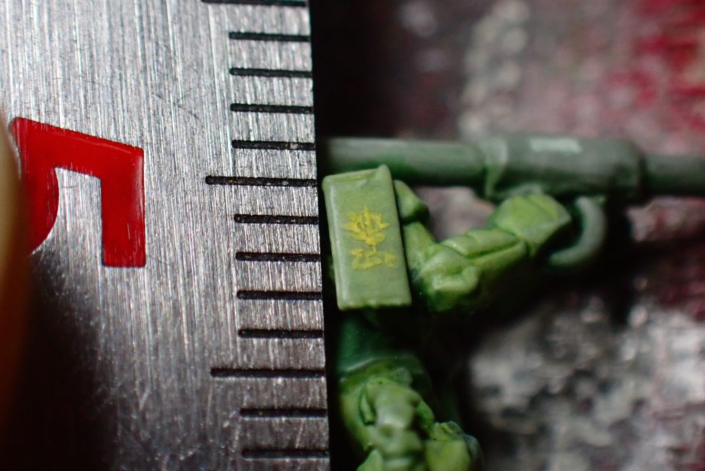 グフのジオンマークは拡大接写でも認識できますが、ザクのはちょっと厳しいですね。でも、1ミリ程度なので描けている方かも知れません(笑)