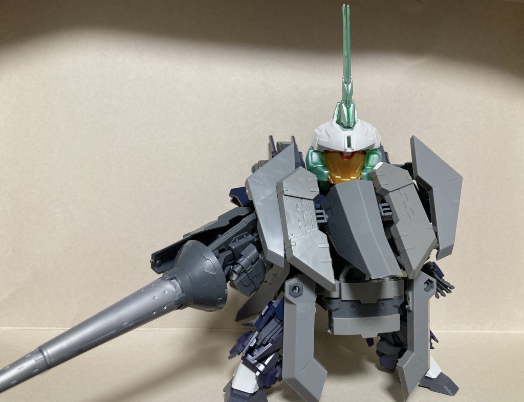 原型を思いついたのは一年前。BB戦士ユニコーンのギミックを活かしたデルフィング第三形態モチーフで作成開始しました。