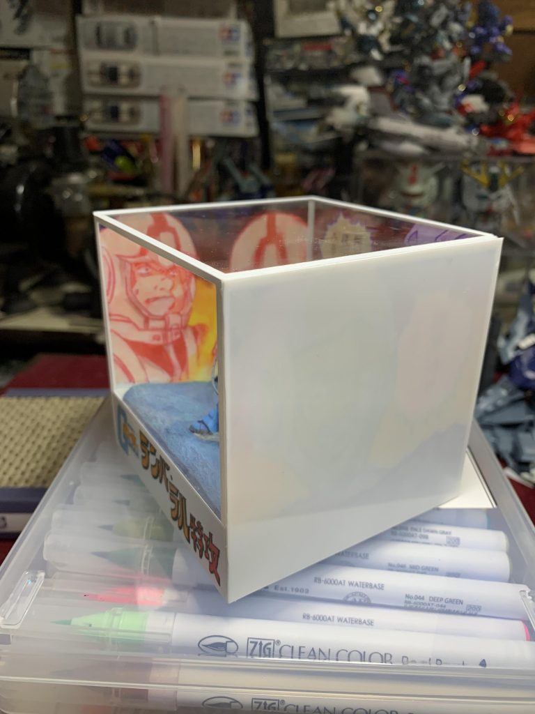 絵の裏はプラ板を貼ってます。