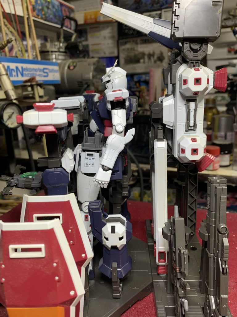 ハンガーキットの説明書通りに組むと横幅と奥行きがすごくて棚に置けないサイズでした。なので配置換えしたりプロペラントタンクは外したり、コンパクトに収まるようにしています。