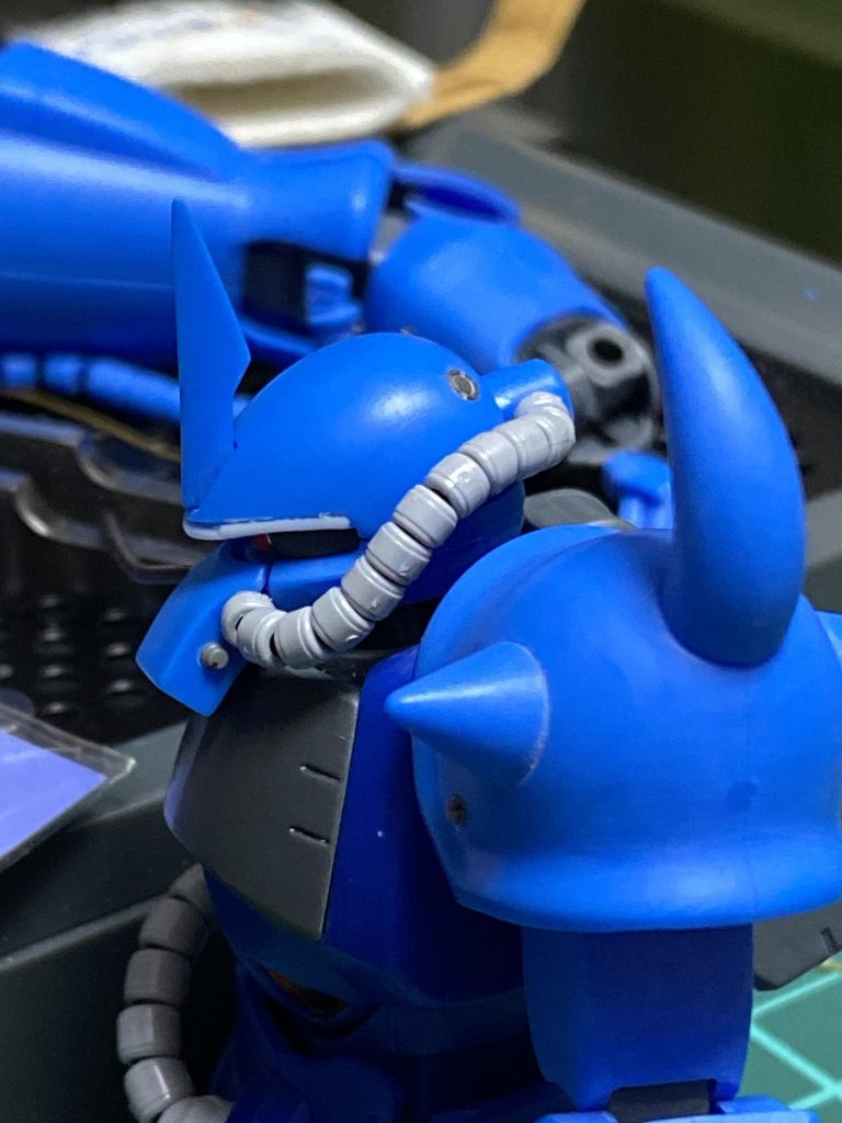 動力パイプをリアル化これはビルダーズパーツから発売されてるパイプⅡって物を使用してます。中の芯は、ウェイブの(スプリング)太い方はNo.1.5と細い方はNo.1に中の芯(形を維持する為の導線)は同じくウェイブから発売されてるCライン0.5㎜を使用、頭部は1本、胴体には2本入れてS字を維持出来るようになりました。