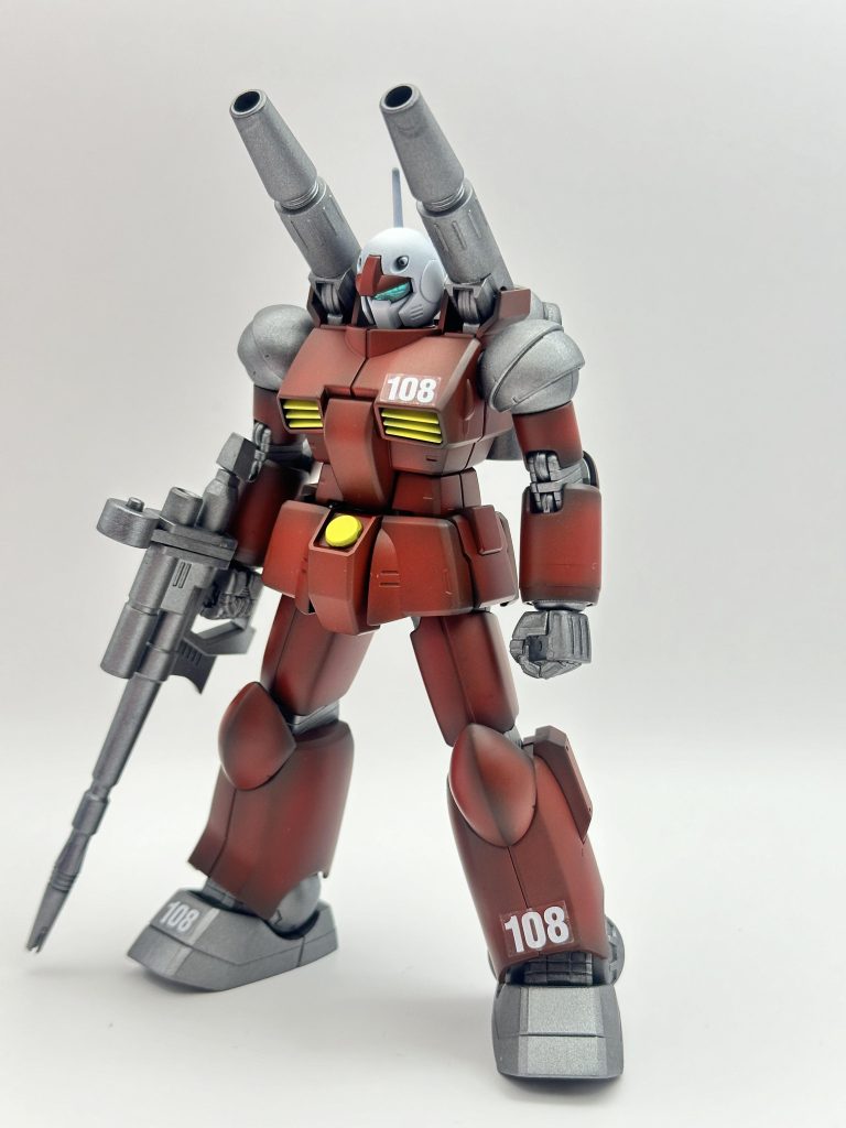 カメラアイ部分が見本写真は光沢あったので恐らくシルバー下に吹いてると予想して。シルバー吹いてからマスキングして白塗装しました。まぁ見本通りかな?