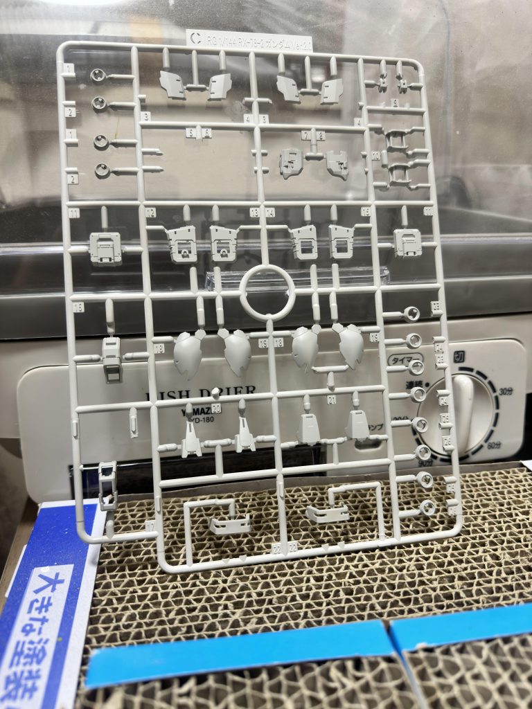 アンダーゲートが多いとは聞いてたので今回は楽しようとしてランナー塗装してました。結果としては内部フレームまでだなーという印象。外装パーツは跡が残ったり処理しなおししないとで結局時間かかりました。