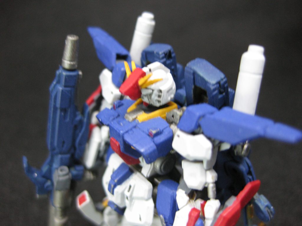 アンテナは斜めに細切れにしたプラ板から良さそうなサイズ感のものを左右に取り付け〜余ったプラ板を積み木のように接着して整形、ハイメガキャノンにしました。それっぽく見えていれば幸いです！最後までご覧いただきありがとうございました！