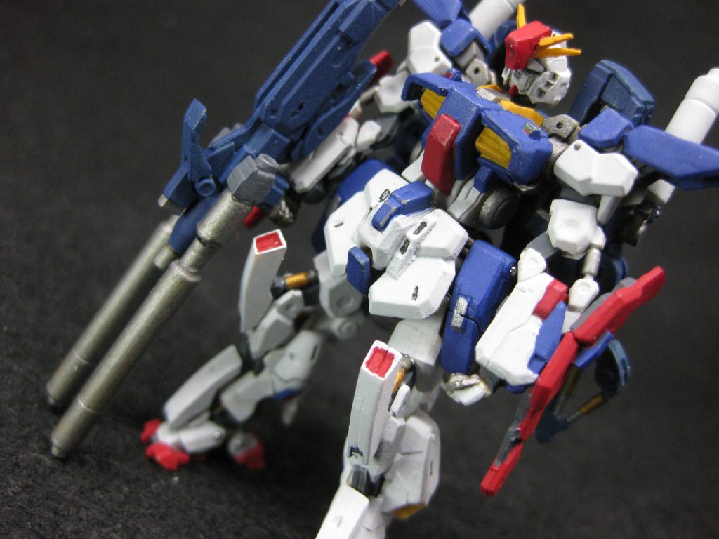 基本的にはスーパーガンダムのパーツを使用してます。頭部のハイメガキャノンはプラ板、ハイパービームサーベル、ダブルビームライフルはランナーの再利用。外に見えちゃう接続穴には1mmメタルボールを接着です