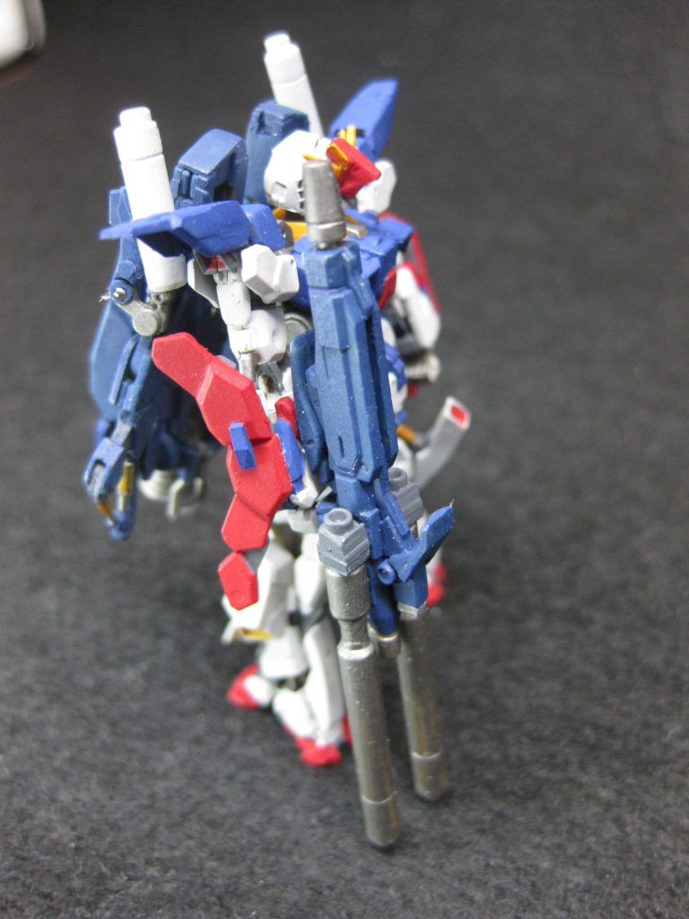 ダブルビームライフルは単体だとそれなりにかっこよく出来たんですが、持たせたらエライデカくてギリギリ。あと数mm長くしてたら作り直しするハメになるところでした