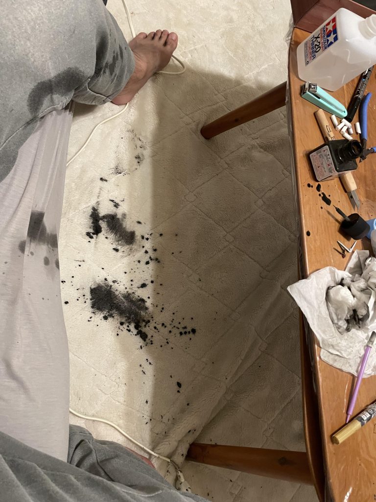 そしてスミ入れの悲劇再び(大惨事)作業場がエアコンなくて暑いんでお部屋でやってたら見事にこぼしまして(   ´⚰︎`°。)どうやって洗おうか😭😭😭