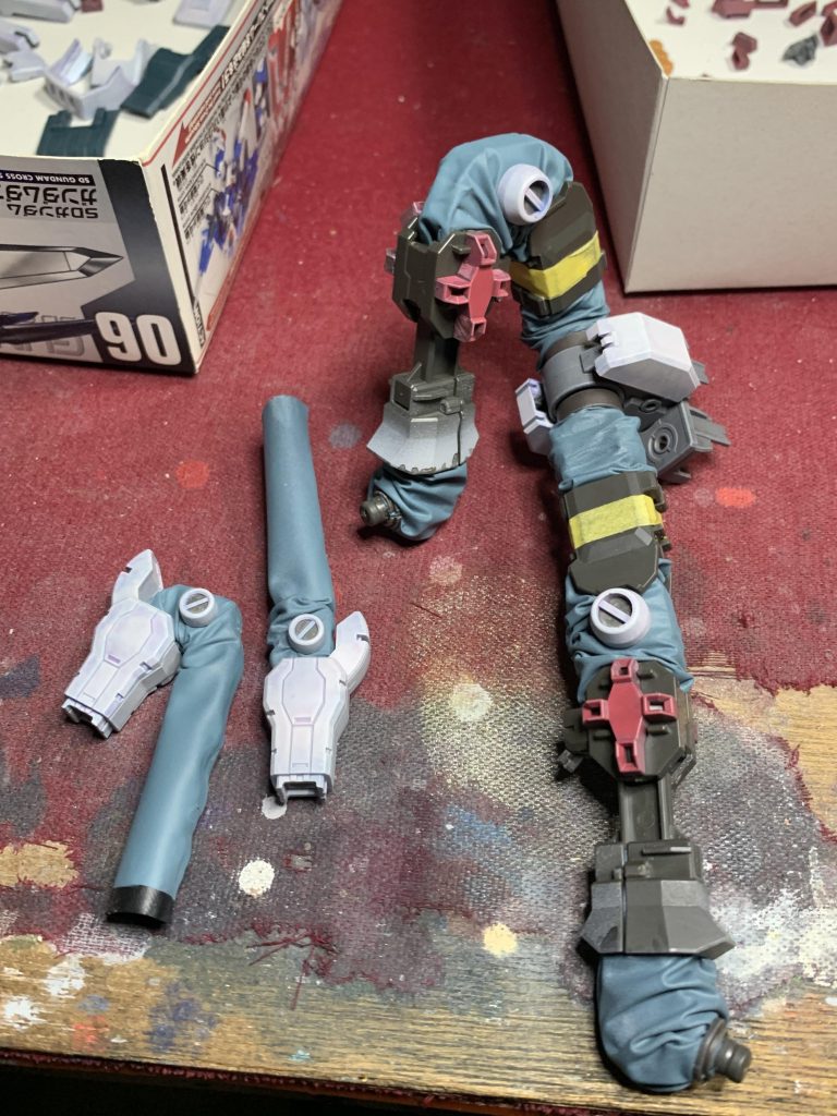 関節シーリングはキットのビニール素材が気に入らなかったので配管テープに置き換えています。配管テープはPVC系なのでVカラーで着色すれば爪でガリガリしても剥がれません。今回は黒の配管テープにVカラーで着色です。