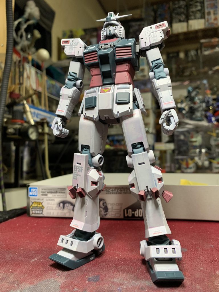 中身ガンダムです。白っぽくみえて、うっすら何種類かの色が感じられるように雑味を大事に塗ってます。スミ入れはやってません。