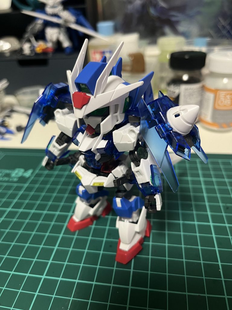 胸部、腰部、腕部、バックパックはHG脚部、頭部をSDとしてます腕部は二の腕を切断し調整しています