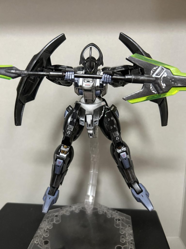 元が黒のボディは逆色の白、足先、膝パーツなどはパールライトブルー