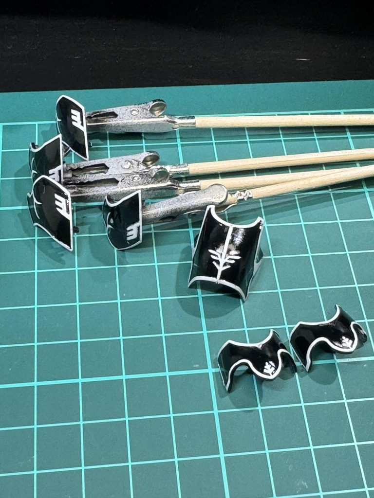 エングレービングは下地にラッカーのホワイト、その上からエナメルのブラックを乗せて丁寧に拭き取って行きました。修正はエナメルの墨入れ塗料で。これが不安でなかなか手を出せなかったプラモですがやってみたら楽しかったです！