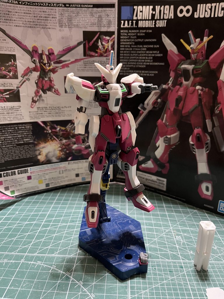 その後自分でどうしたいかを考え、今の形の原型を今年の夏の始め頃に作り始めましたインフィニットジャスティスを購入してコンセプトを考え製作を始めてから早3年が過ぎてしまいました😅