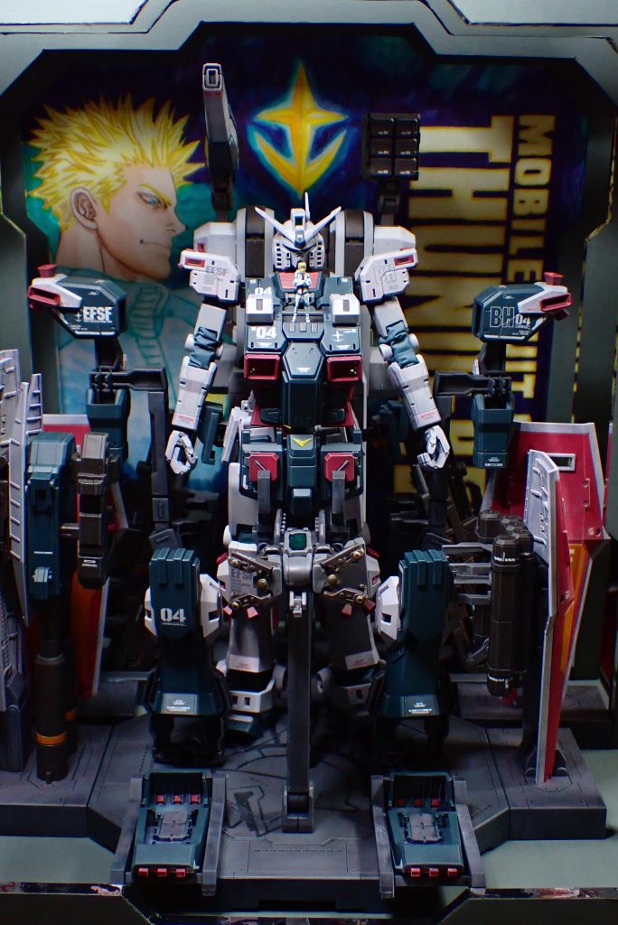 エマージェンシーポッドを見えるように飾りたかったのとパイロットも主張したかったのでこのような構図になりました。足元にスパルタンマークが入っていますがチラ見え程度です。