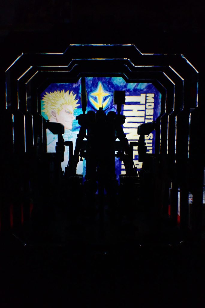 背景絵はトレーシングペーパーに描いているので背面から照明を当てると光ってみえます。