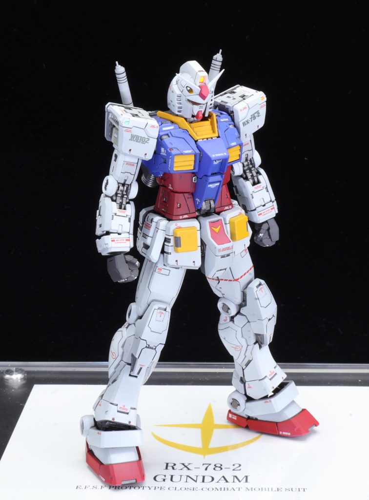 モデグラ的なアングルスタンドはニトリのアクリルフォトスタンドに自作した台紙を挟んでます（台紙はコンビニで写真印刷）