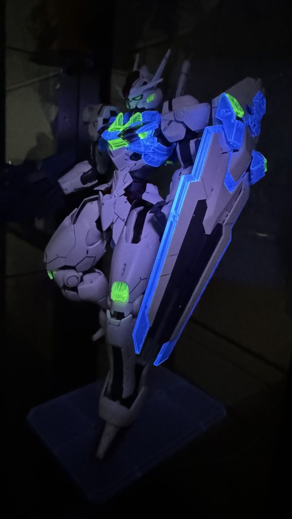 クリアパーツ青だけ蛍光塗料したのですが、なぜか黄色部分が光ってる？黄色部分は最初から蛍光になってる見たいです(￣▽￣;)クリアパーツ青の塗装もしかして塗損( ﾟдﾟ)ﾊｯ!気にしないヽ(○︎´3`)ﾉクリアパーツ塗る時は一度ブラックライトを!!! 