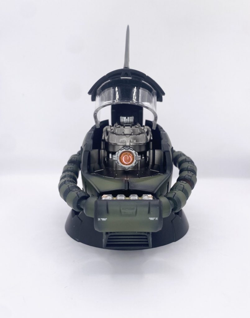 モノアイは塗装済みのものが接着されてましたが引っ剥がしてHIレンズ6mmに変更しています。中々見栄え良くなったんじゃ無いでしょうか?