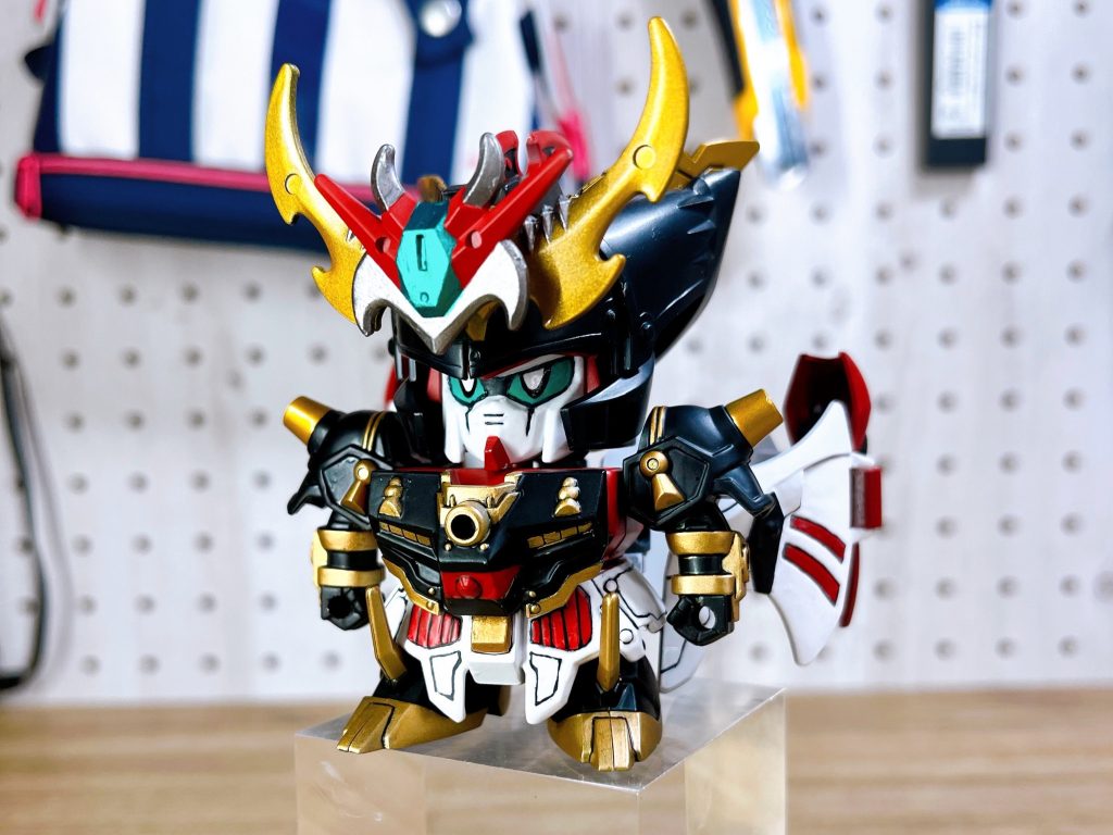 次は鎧を装着した武者形態です!兜や鎧を装着して一気に元のマスターガンダムらしいシルエットになりましたね!黒をベースにゴールドの装飾が高級感を感じさせます。今回フェイスはアイペイントで仕上げました!