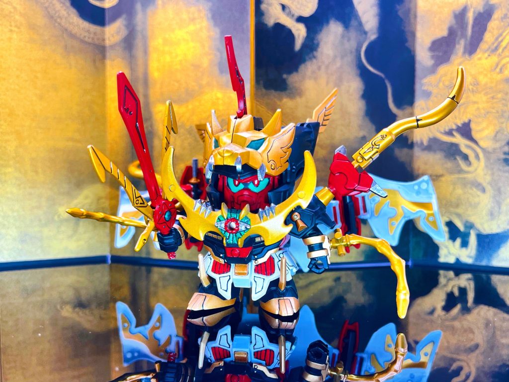 というわけで最後に紹介するのが、三羅将の力を吸収し、強大な闇の力を手に入れた「魔星」の真の姿「スーパーモード闇獣装の陣(ヤミジュウソウノジン)」です!!いままでの魔星は、まだこちらの世界の者といった感じがありましたが、いよいよ完全に世を捨て「魔」にその身を堕としたような禍々しい形態になりました。(実はもう一つ隠された形態がまだあるのですがそれはまたの機会に....) マントを展開したり、三羅将のパーツを取り付けているので横のボリュームが凄いです!せっかくの最終形態なのでミニチュアの屏風を用意して撮影してみました!すごいカッコよく撮影できたと思うのですが、いかがでしょうか?