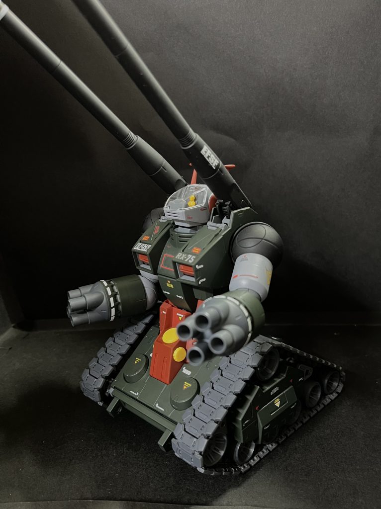 あまりリアルタイプのガンタンクの作例は少ないので、自分なりの解釈で塗り分けしました。