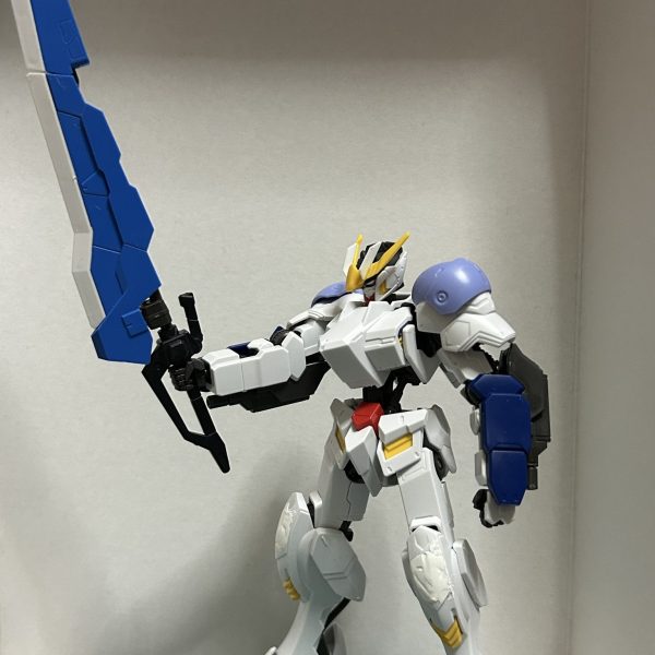 ブルーフレームセカンドの大剣を片手で違和感なく振り回せそうなガンダムってなんだろうかと考えた時にパッと思いついたのがガンダムバルバトスでした。ただそのままもあれだったので剣は片方だけにしてバルバトスを改造しようと思考錯誤中。肩はルプスのがいいのかな？とか思いましたがジークルーネの肩でボリュームがましてパワータイプっぽくなったと思います。問題は脚なんですが、とりあえずバルバトス第6の足の爪を切断しランナーなどをくっつけて普通のガンダムの足のようにしています。ただこれだけだと自分の中で完成とは思えないのでもう少し時間かけて完成させると思います。（1枚目）