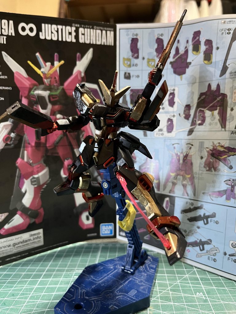 他にもオプション武装として両腕の肘に内蔵したビームサーベルの発生機を備え、防御にはジンクスのシールドをモデルにしたビームシールド内蔵式のシールドを装備頭部と胸部のバルカンと足のビームサーベルは奇襲等の戦法を考えそのまま採用しました