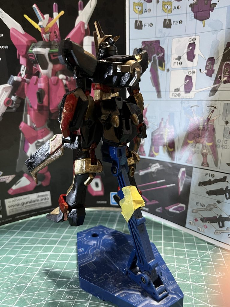 オリジナル設定として背中に擬似GNドライブを搭載し、インフィニットジャスティスが元々搭載しているハイパーデュートリオンエンジンと併用する事で推進機のみにGNドライブを稼働させ、武装にのみハイパーデュートリオンエンジンを稼働させる事で通常よりも高い出力を出して戦闘を行う事が出来ますまた腰部の差し込み口に外付けのオプション武装や長距離移動用ブースター等を装備する事で拡張性を上げる事が出来ます