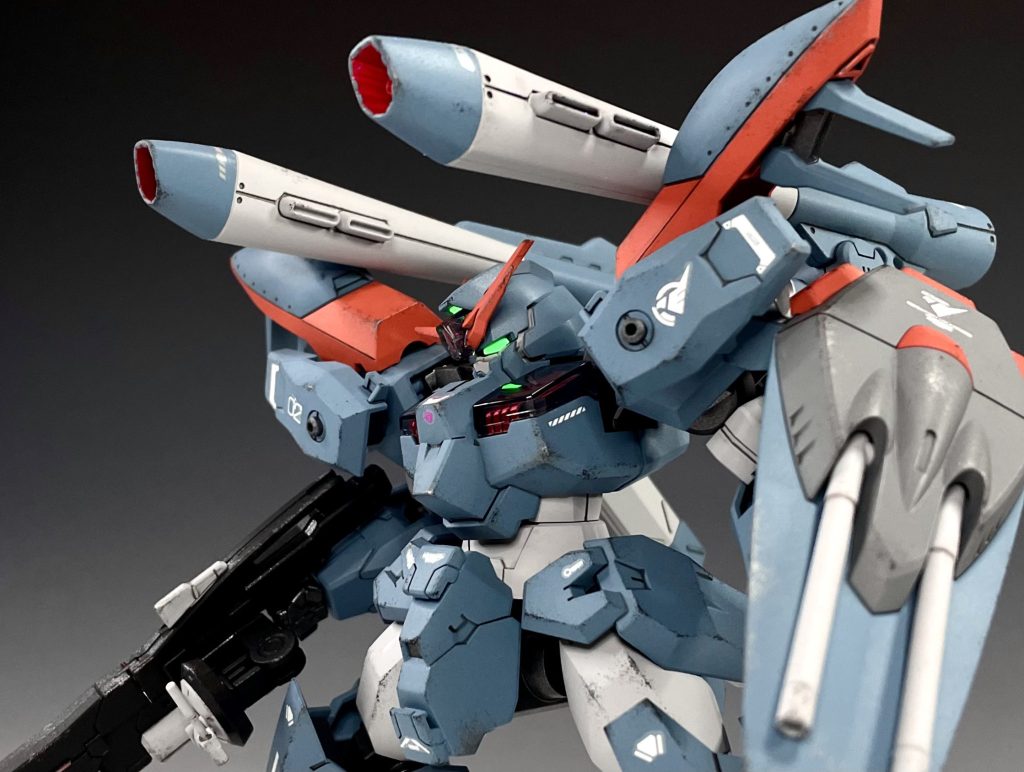 メインカメラは蛍光グリーンで塗装し、UVライトで発光。各部にスポンジチッピングを施してエッジを強調。