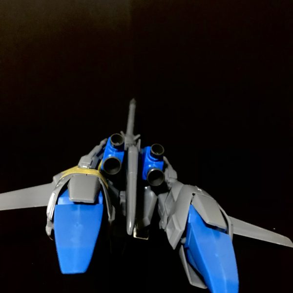 旧キット MSZ-006C1 ZプラスC1の製作時写真整理の為記録を残します。2022年にメルカリで購入。キット発売は1988年 30年以上前のキットなんです。当時フルアーマーZZは買った思い出はありますが、Zプラスは買ってなかった・・。モデルグラフィックスの記事は読んだ記憶があり、センチネル本のフルスクラッチを見た時にチャレンジしたいと思っていました。写真の本は平成11年に購入したものです。とりあえず素組み写真。ウエーブライダーの形状間違えてます・・・。（6枚目）