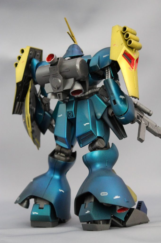 ギュネイ機塗装。悩みましたが、先に作ったサザビーとクエス機に合わせてキャンディ風塗装にしました。本体:黒サフ→シルバー→クリアーブルー(ガイア)→クリアーグリーン(ガイア)※グリーンは薄く吹くようにしました。ゴールド部→黒サフ→シルバー→ブライトゴールド(ガイア)武器&関節:サフガンメタ(ガイア)※ガイア以外はクレオスです。